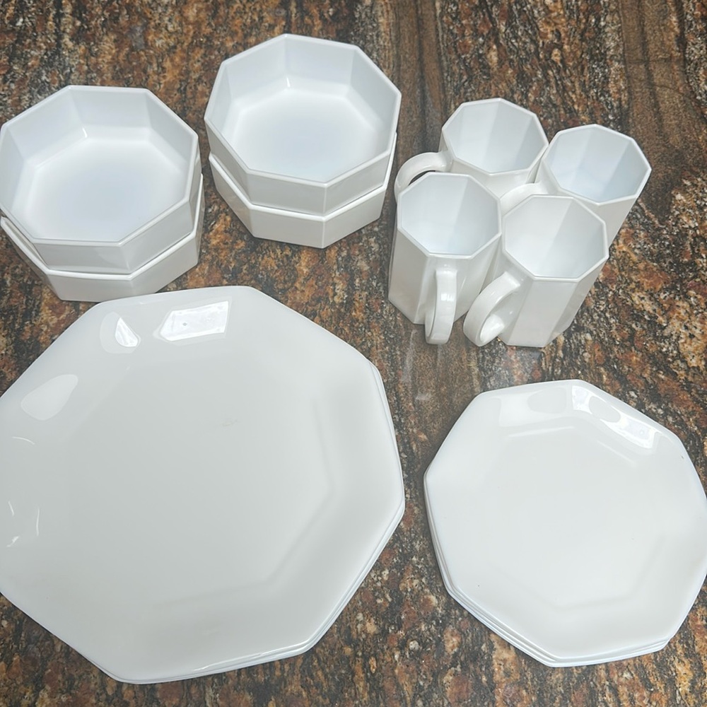 Arcopal France Novoctine Octagonal Milk Glass 16 pieces/4 place settings vintage